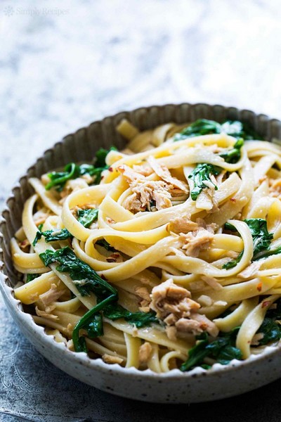 Tagliatelle s tuňákem a rukolou 